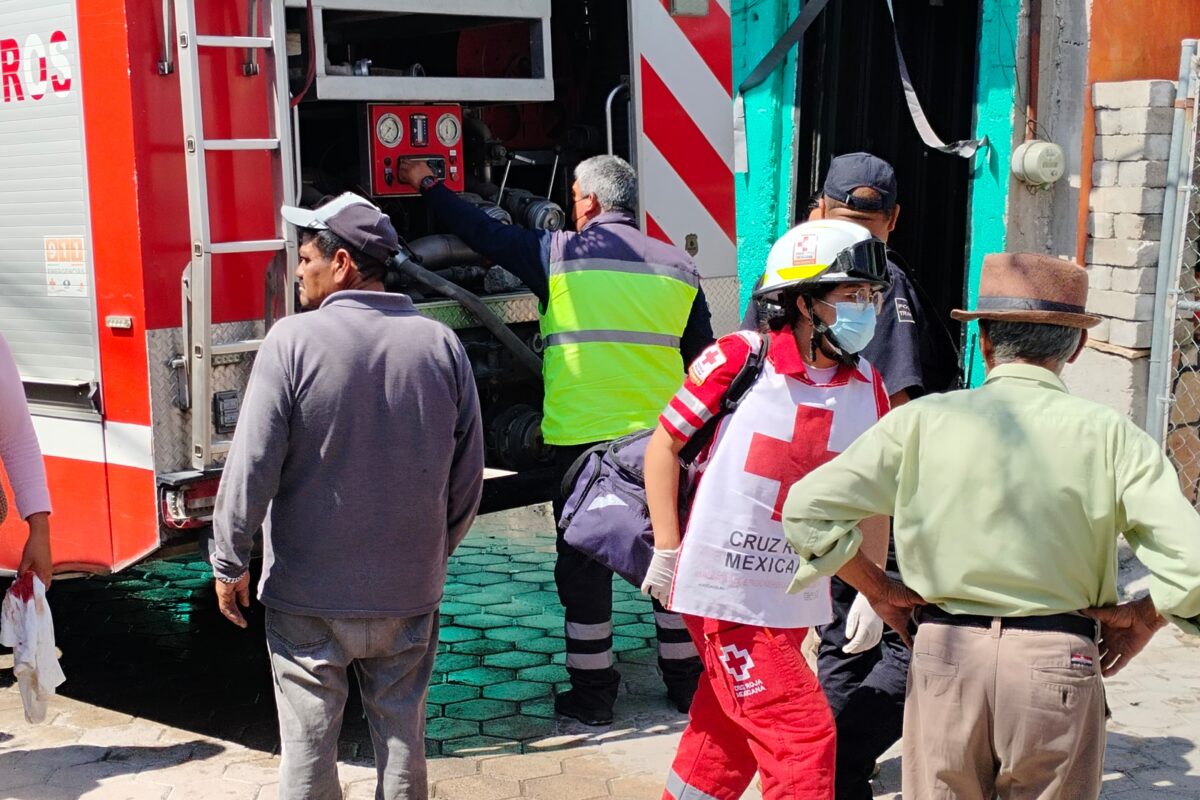 Elementos de Bomberos, paramédicos de la Cruz Roja y policías municipales de Totolac