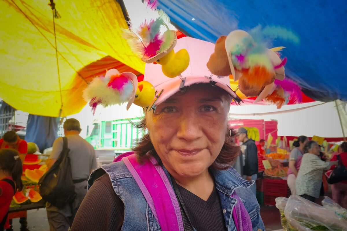 Una vendedora ambulante ofrece este medio día en el tianguis sabatino de la capital de Tlaxcala
