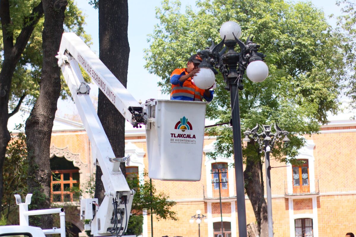 Personal del ayuntamiento de Tlaxcala, iniciaron este día con el retiro de parte del alumbrado público en la plaza