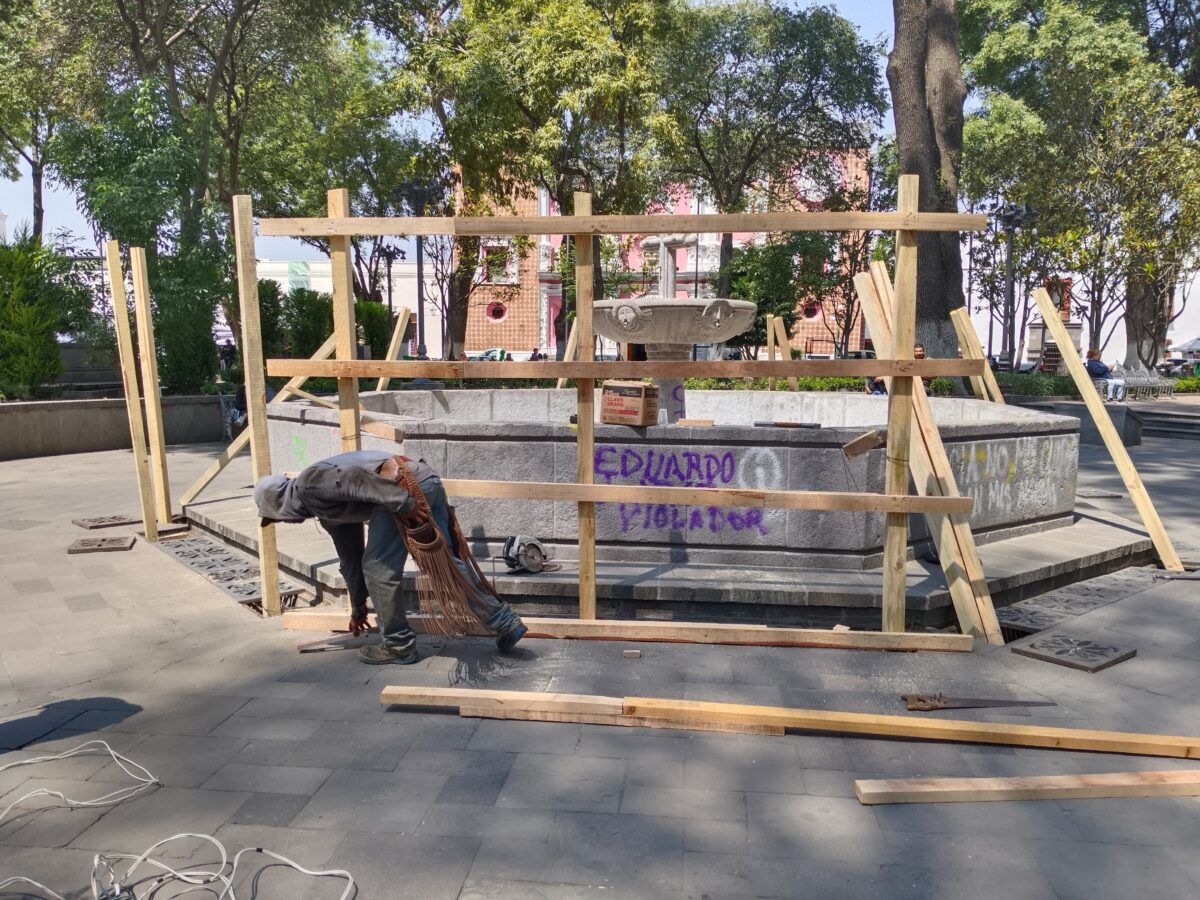 Carpinteros instalan este medio día, una estructura de madera, en la fuente octagonal