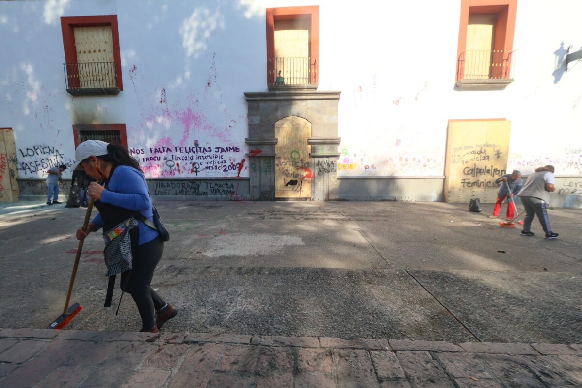 Personal del gobierno estatal así como del municipal, iniciaron esta mañana con los trabajos de limpieza y remoción