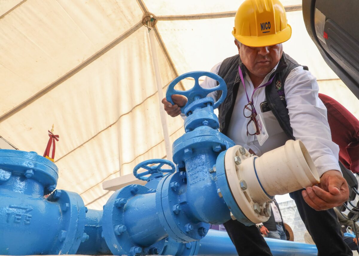 Personal del sistema operador de Agua Potable del municipio de Chiautempan, Tlaxcala, monitorea el buen funcionamiento de válvulas y del sistema de cloración del liquido vital