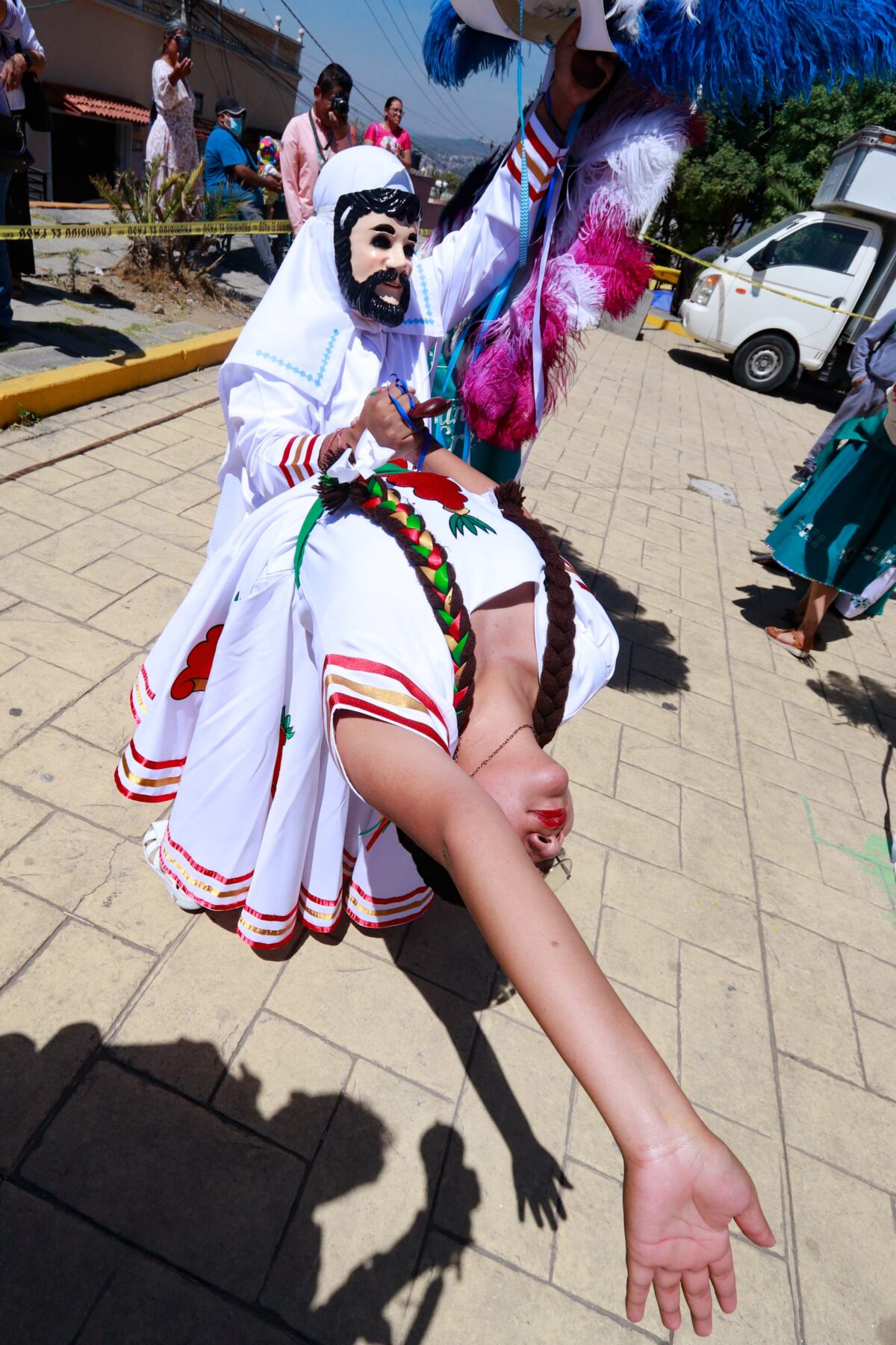Parejas de danzantes de carnaval, se reunieron este día aún costado de la basílica de Ocotlán, en la capital de Tlaxcala