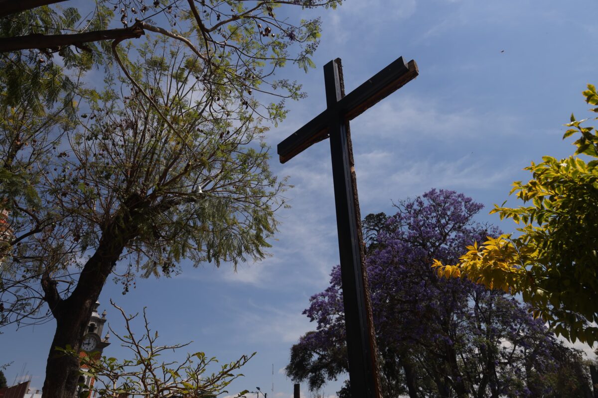 Clavada en uno de los prados de la parroquia de Nuestra Señora Santa Ana, se observa la Cruz de madera