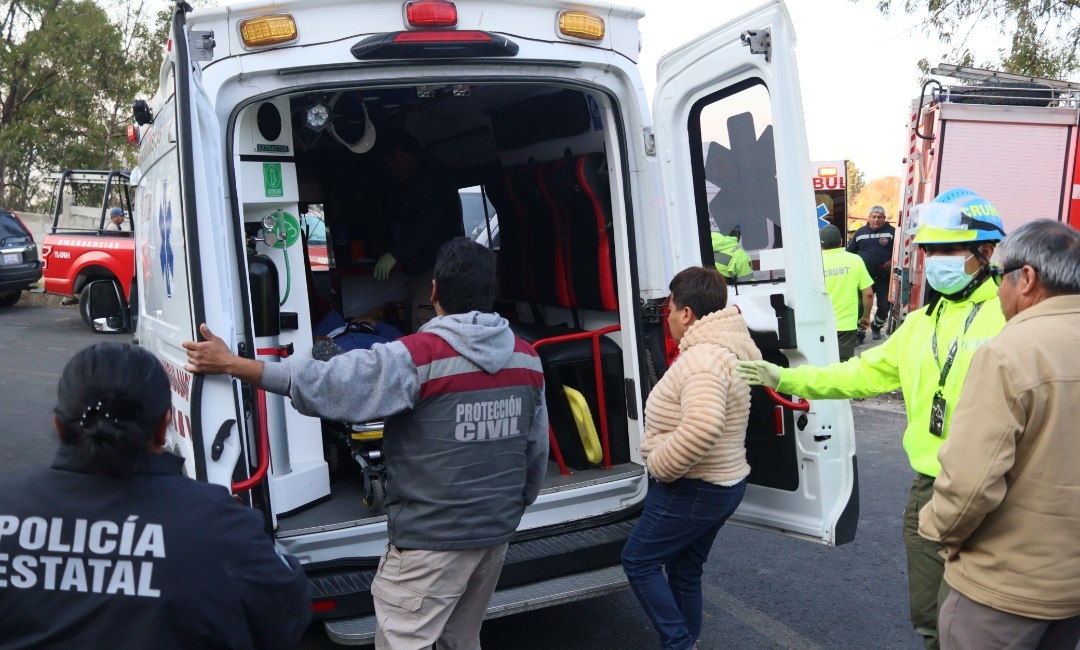 Microbús con empleados de Condumex se desbarranca en Panotla; 21 heridos, 5 de gravedad