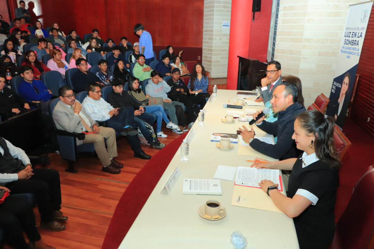 Presentan en la UATx el libro “Luz en la sombra. Mi camino por la transparencia y el INAI”   