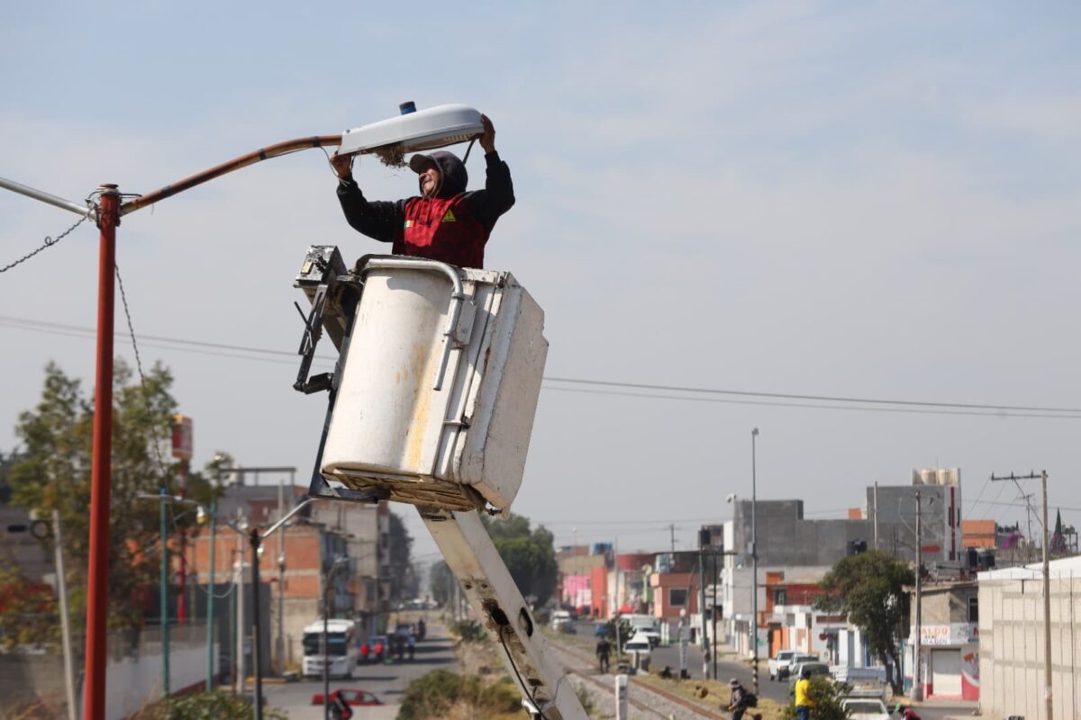 Trabajadores realizan labores de limpieza en la comunidad de Xaxala del municipio de Chiautempan