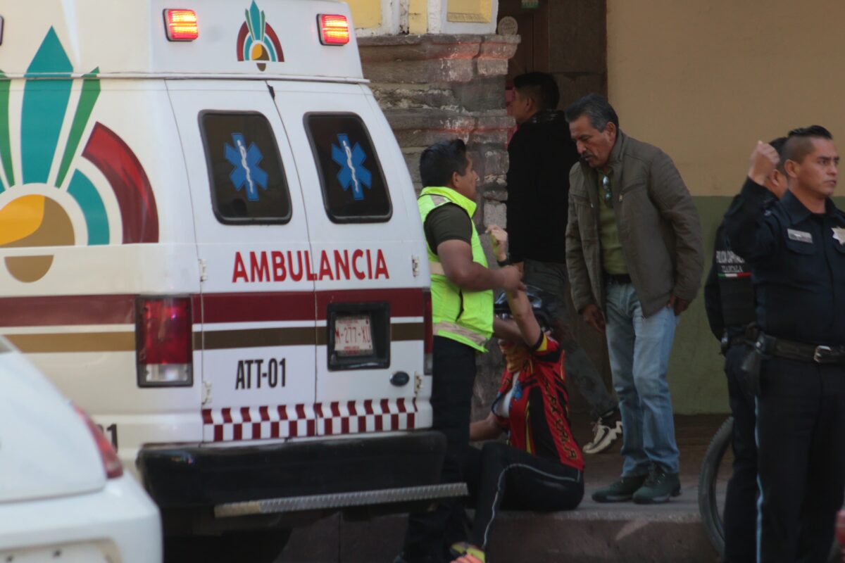 Una mujer ciclista sufrió un percance menor está mañana al circular por el centro histórico de la ciudad de Tlaxcala