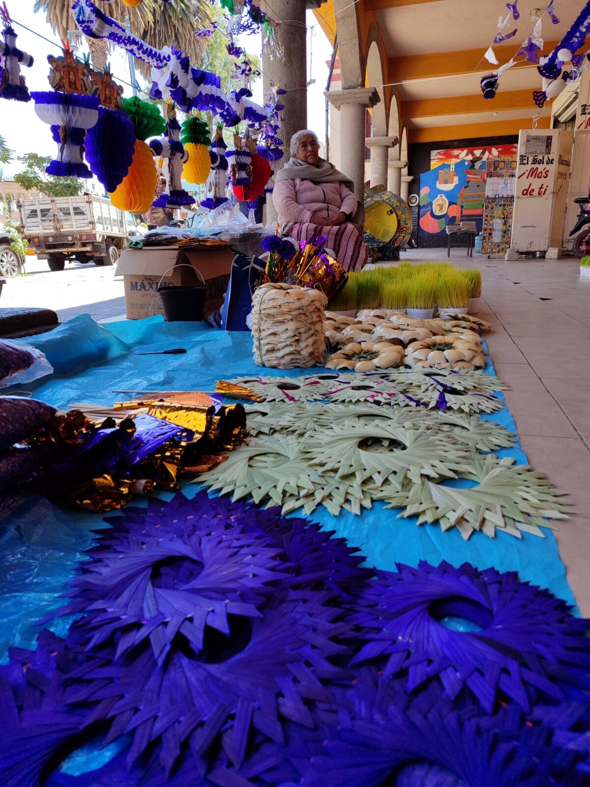 Diversos productos artesanales relacionados con la época de Semana Santa