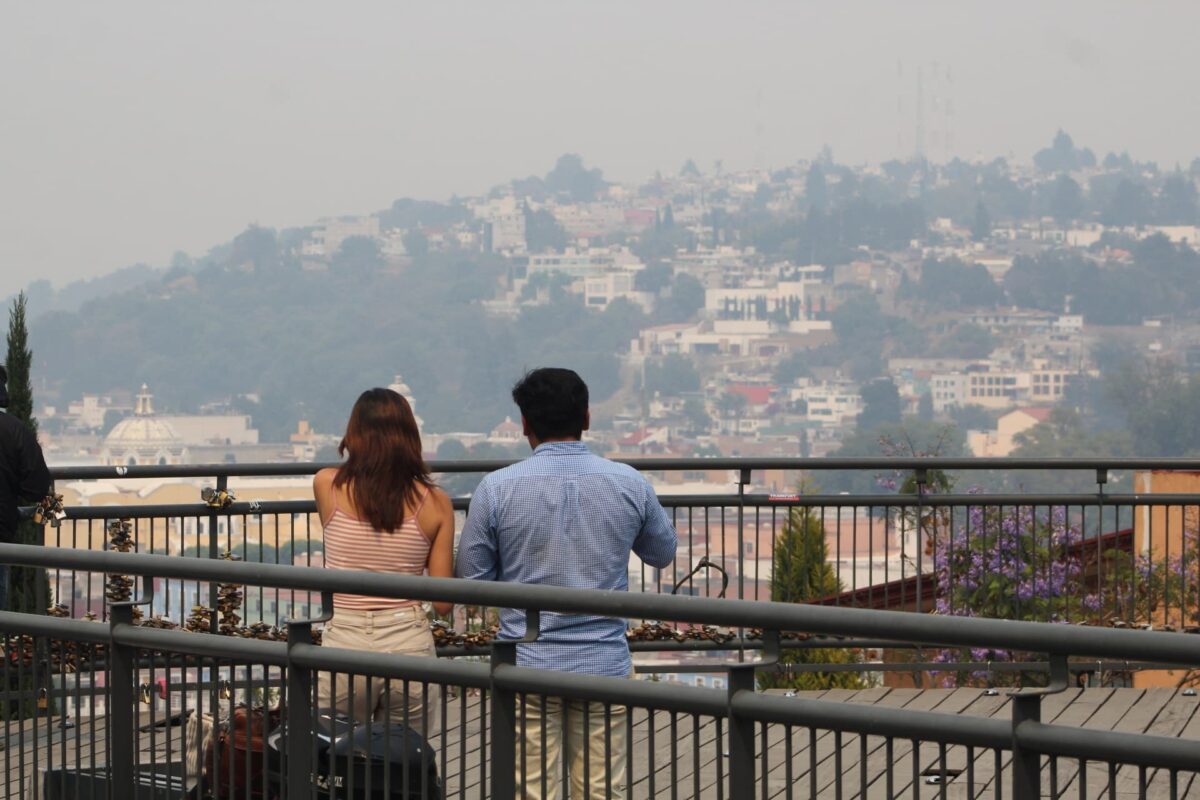La capital de Tlaxcala permanece está tarde bajo una capa de humo
