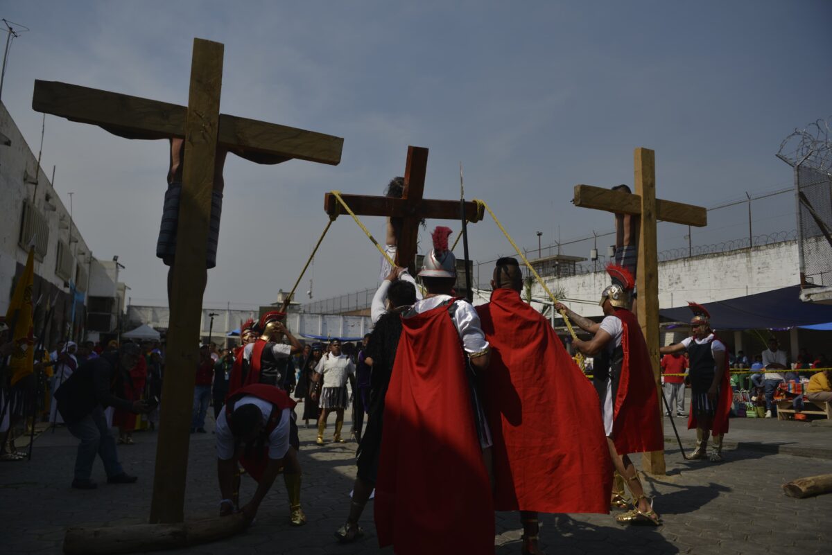 Unas 150 personas privadas de su libertad, participaron esta tarde el la XXX edición del “Viacrucis Penitenciario”