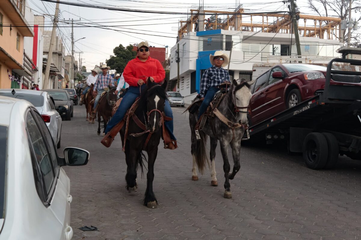 Jinetes a caballo recorrieron, en una cabalgata, las principales calles de la comunidad de San Gabriel Cuautla
