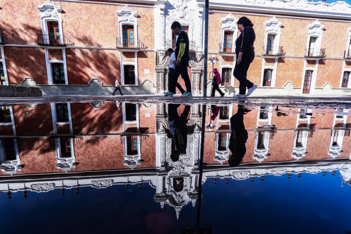 Un par de postales pueden observarse esta mañana en la plaza de la Constitución