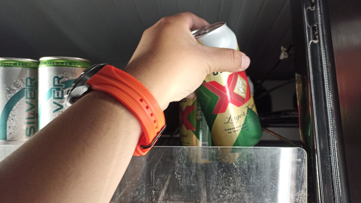 Consumidores de cerveza en lata, adquieren estos productos para beber esta tarde en la ciudad de Tlaxcala.