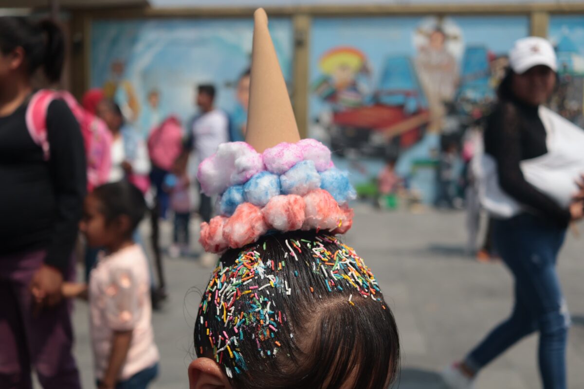 Niños y niñas presumieron está tarde los peinados que llevaron a su escuela
