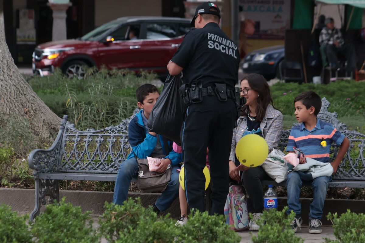 Elementos de la policía de proximidad social de Tlaxcala capital, regalaron dulces