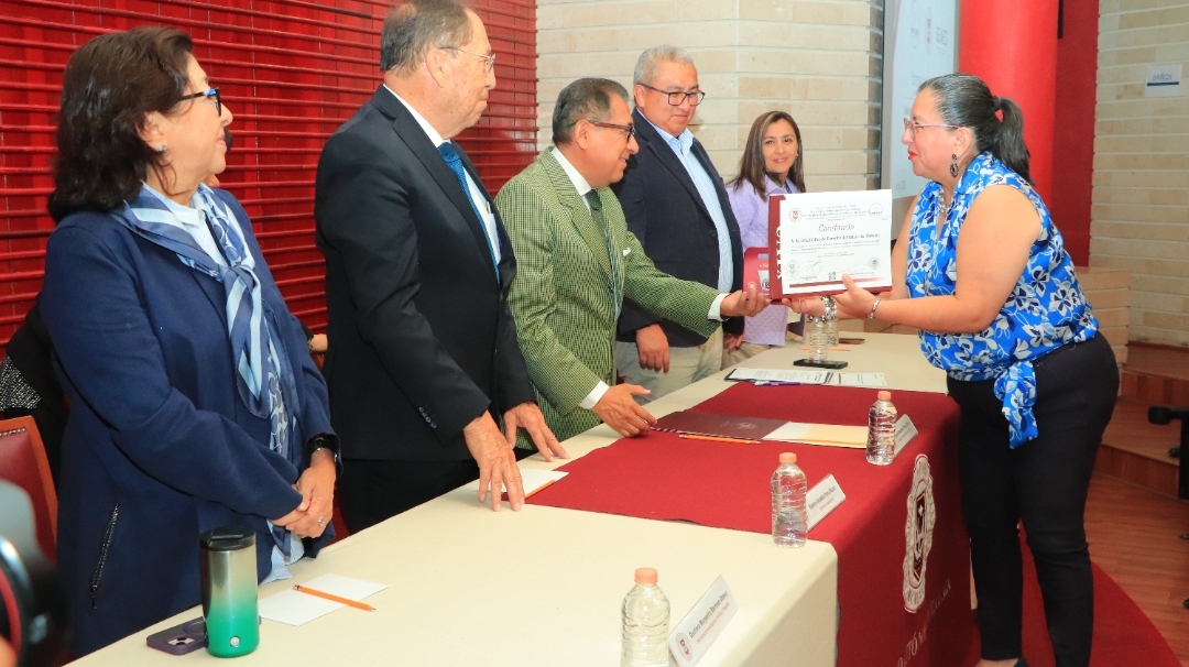 UATx y SEPE entregan constancias a participantes de talleres de SEAES