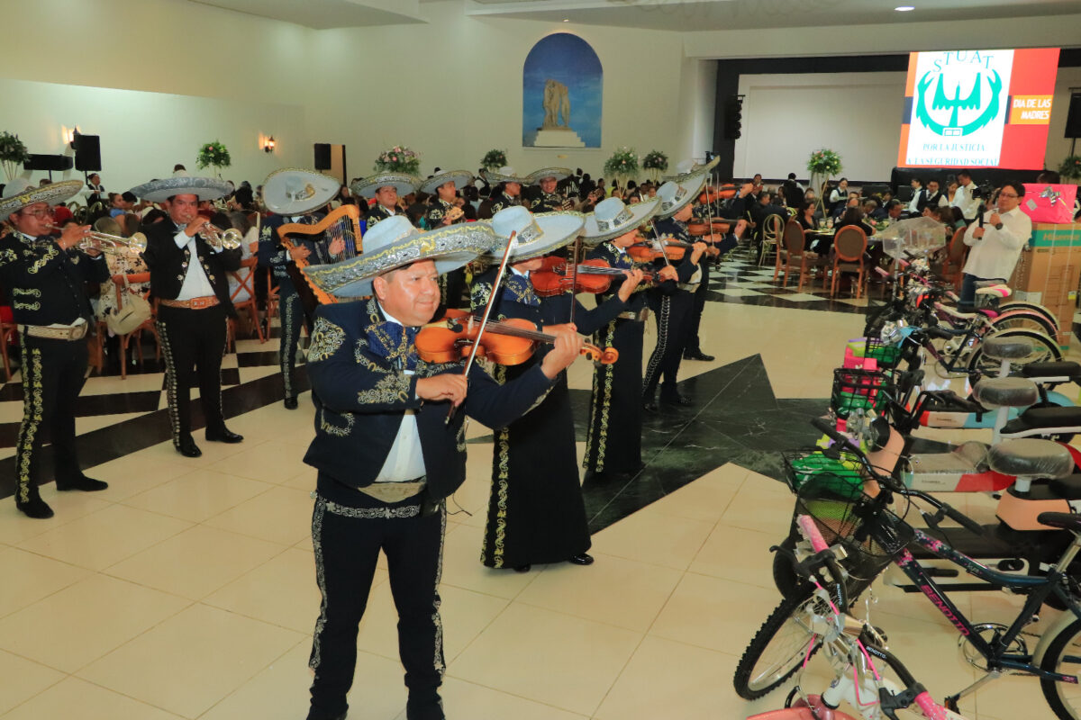 Festejan UATx y STUAT a madres universitarias
