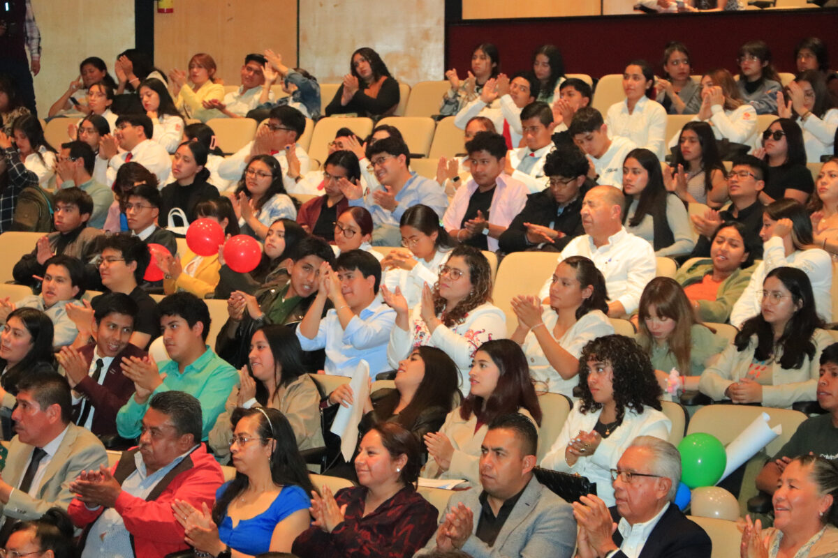 Entrega Rector de la UATx reconocimientos por identidad y práctica de   valores universitarios a estudiantes, docentes y trabajadores de servicios