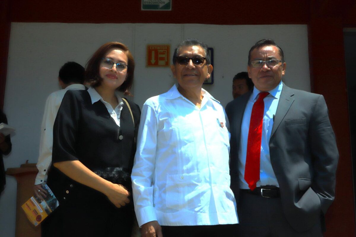 Rector de la UATx aquilata mérito de docentes universitarios