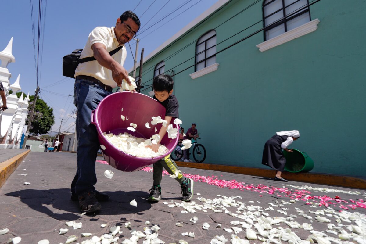 Procesión con la imagen de la virgen de Nuestra Señora de Ocotlán