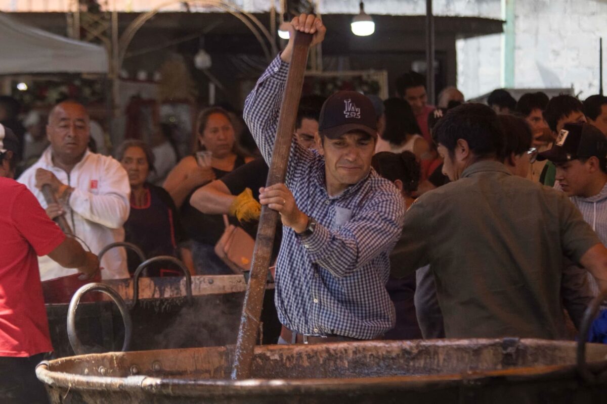 Tradicional Mole Prieto, platillo ritual que se prepara en enormes cazos