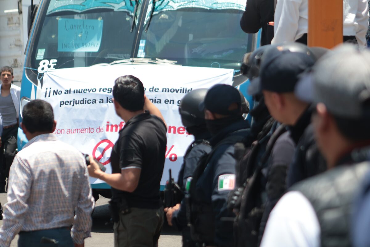 16 empresas de transporte público, se manifiestan está mañana en Tlaxcala capital, a la altura de “La Virgen