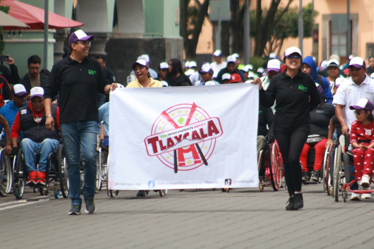 Personas en silla de ruedas de diferentes estados de la república, integrantes de la organización “Vida Independiente