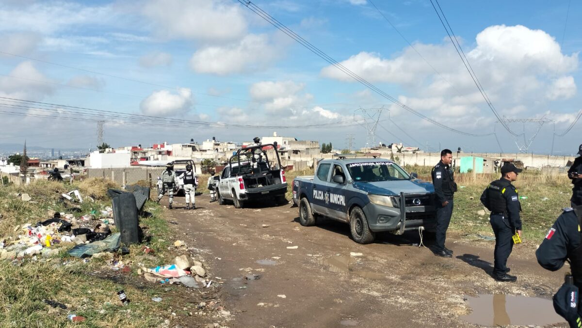 Hallan cadáver embolsado y sin piel en la cara en los límites de Puebla y Tlaxcala