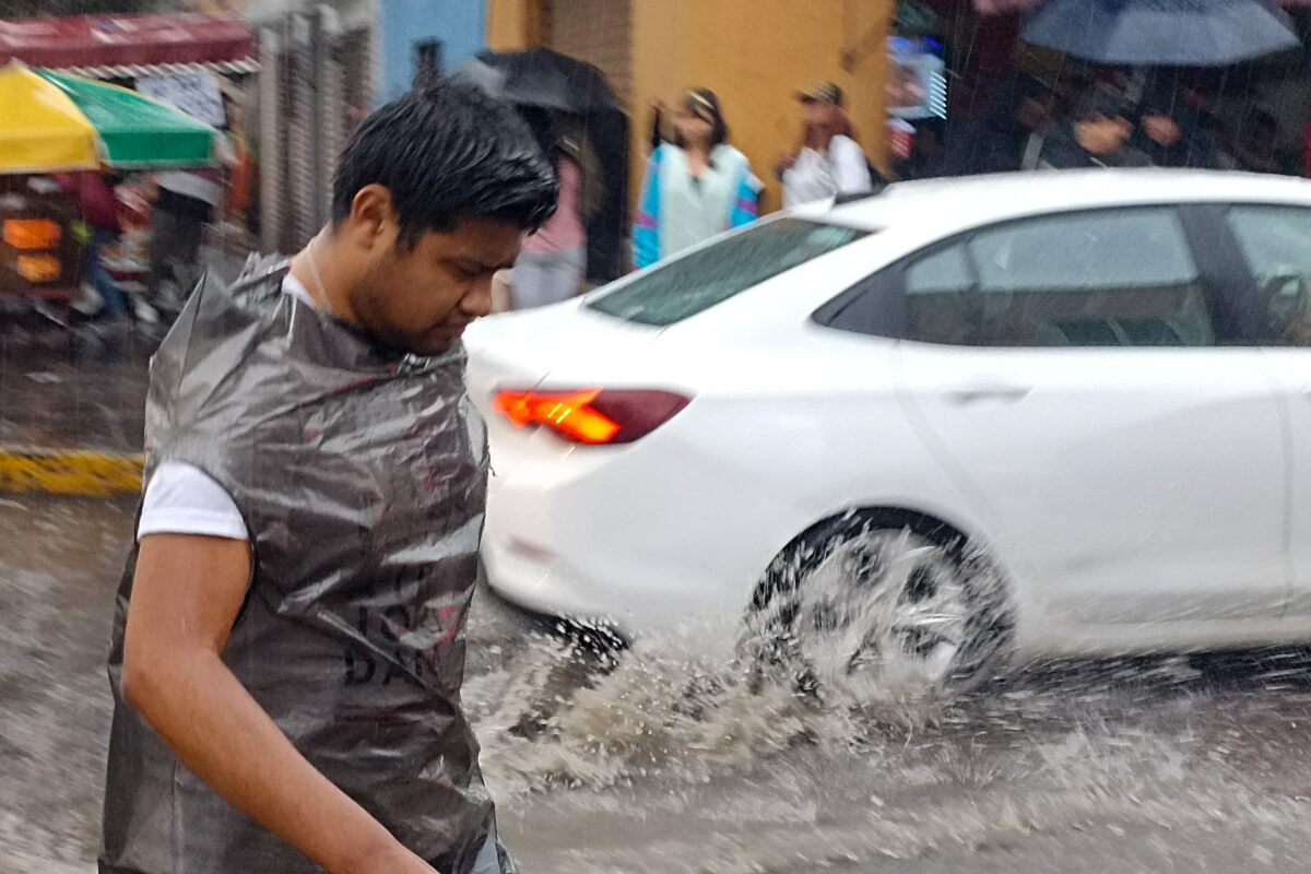 La intensa lluvia de esta tarde, mostró una vez más un punto crítico en el desfogue del drenaje pluvial de la capital de Tlaxcala