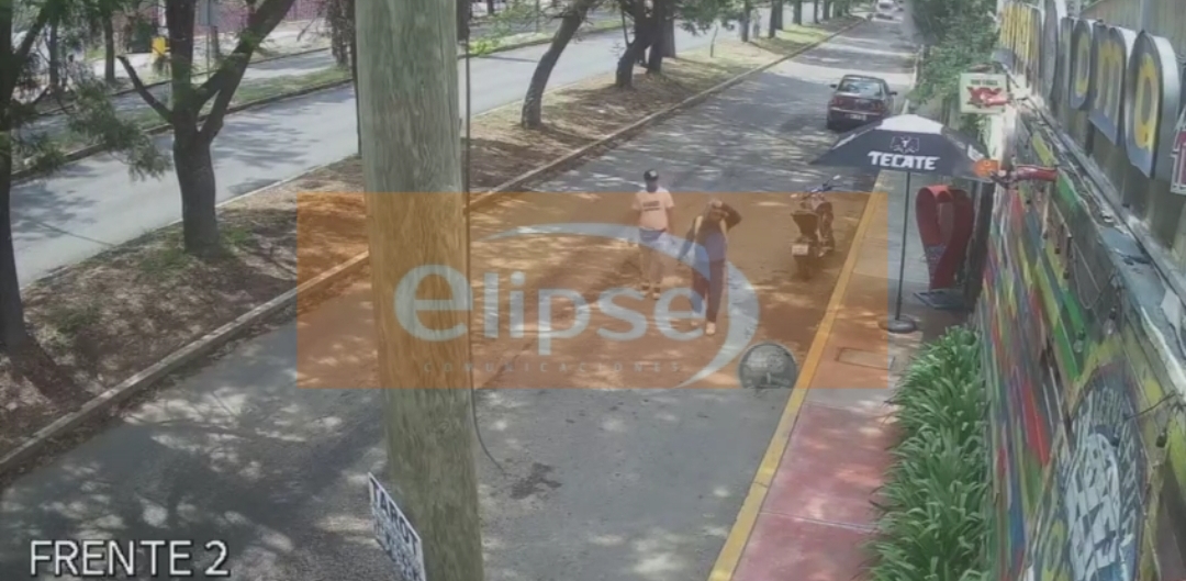 En cuestión de segundos roban motocicleta Italika en Tlaxcala; video revela a dos implicados