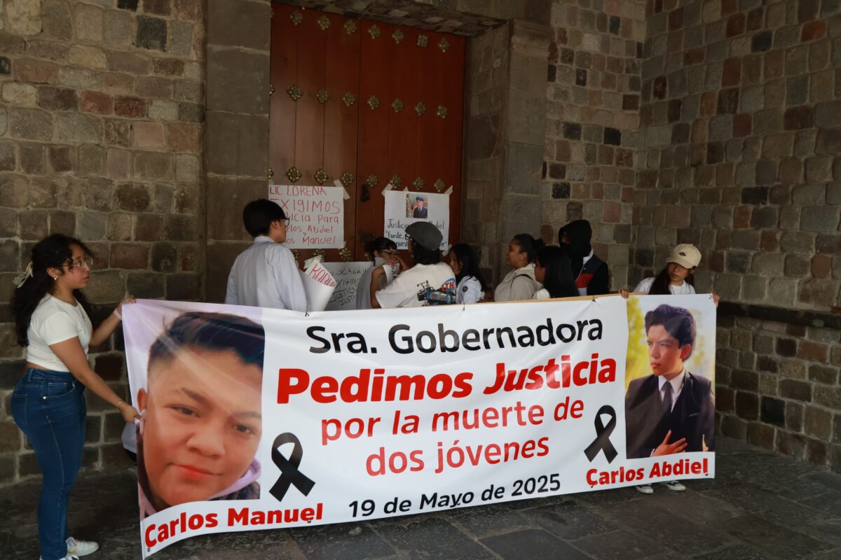 Vecinos y familiares de Carlos Manuel (22 años) y Carlos Abdiel (18), jóvenes que murieron la madrugada del 19 de mayo tras ser impactados por un automóvil