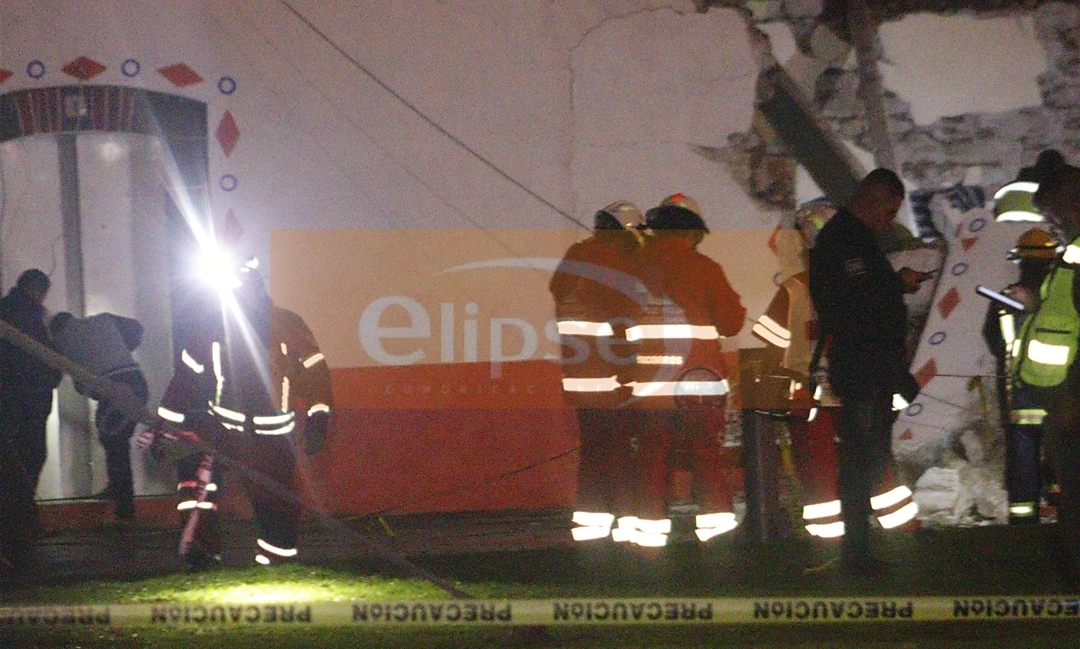 Una persona, en los escombros que dejó la explosión de pirotecnia en la iglesia de la comunidad de Chimalpa, municipio de Totolac