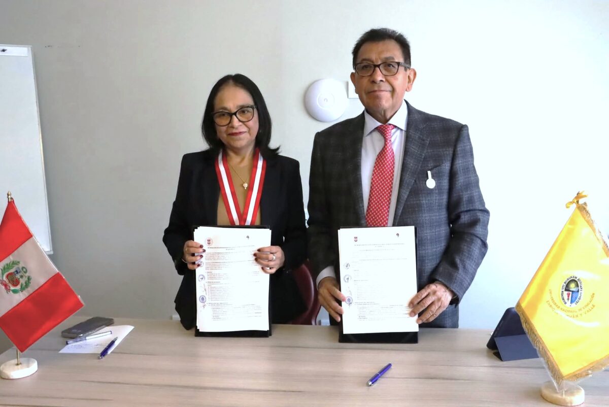 UATx y UNE de Perú formalizan acuerdo de colaboración académica