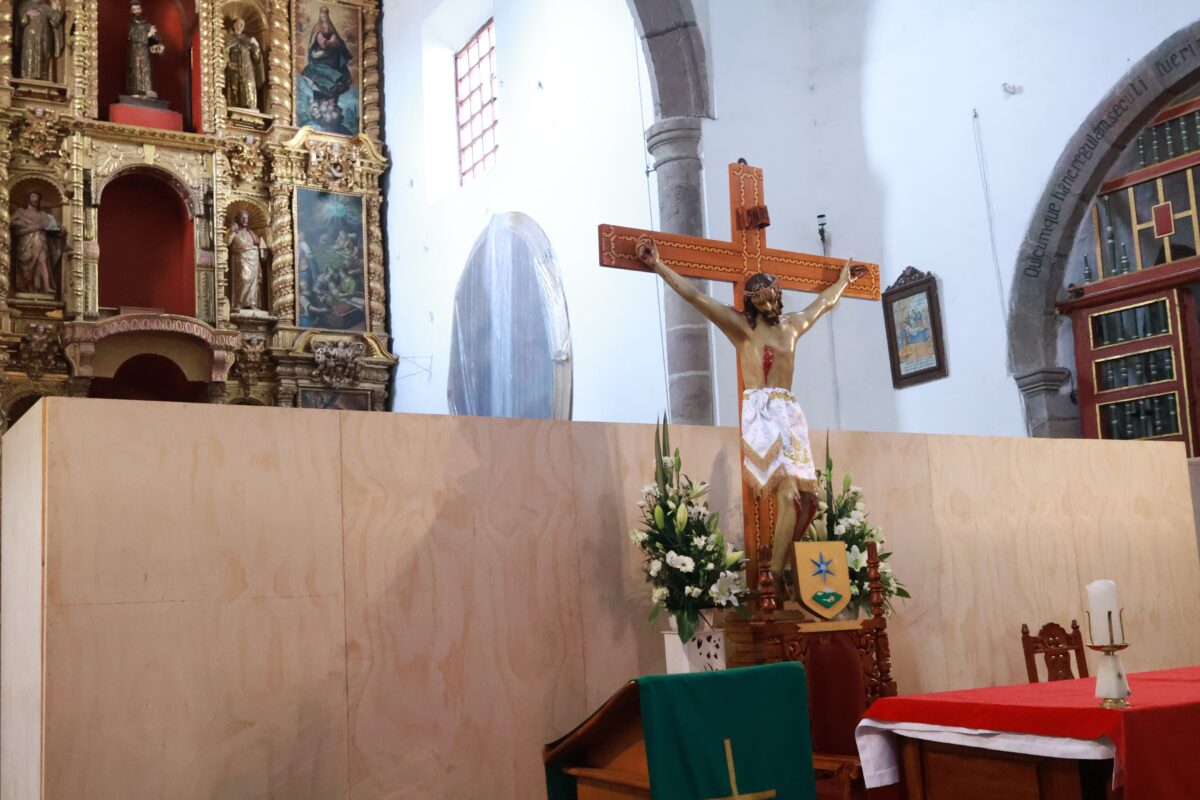 Con paneles de madera para delimitar el área, se puede apreciar este día el presbitero de la catedral de Tlaxcala