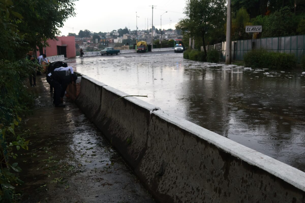 Cerraron la carretera Ocotlán – Santa Ana, a la altura del “mirador” debido a que resultó inundado por la reciente granizada.