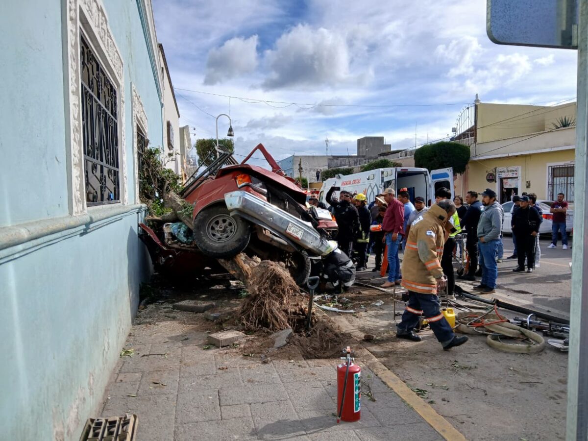 Autobús ATAH se queda sin frenos y deja un prensado en Tlaxco