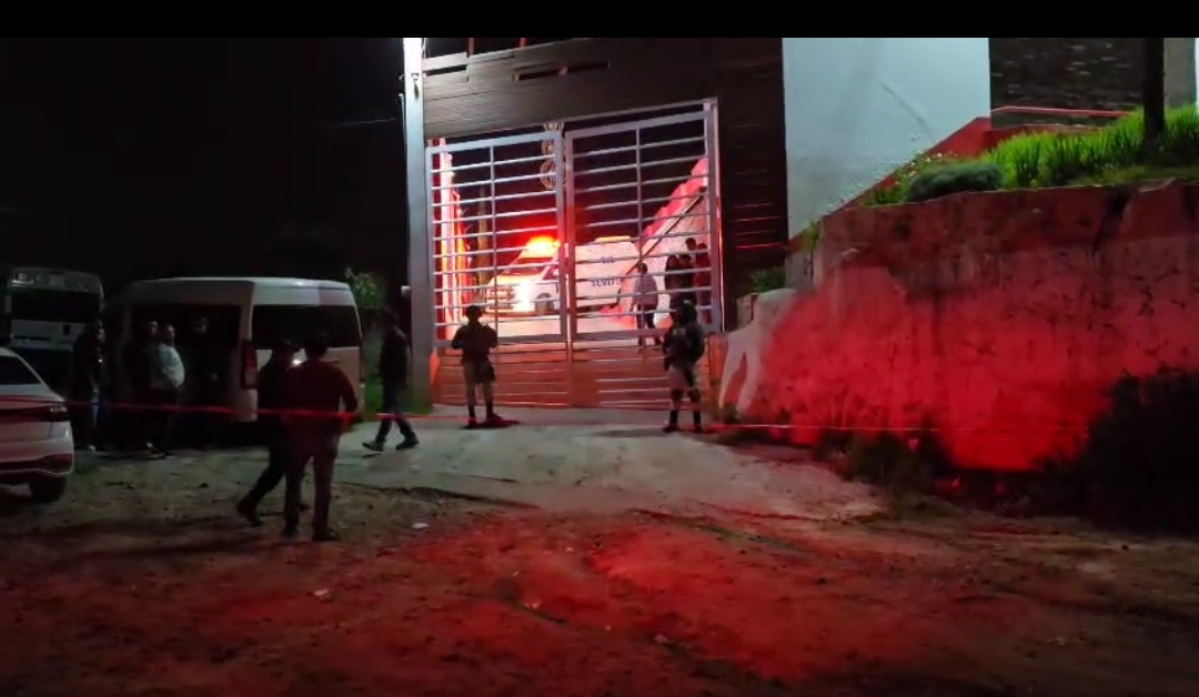 Triple hallazgo en hotel de Tetla: Tres muertos por aparente intoxicación; Familiar agrede a autoridades y amaga con influencias de Diputado Federal
