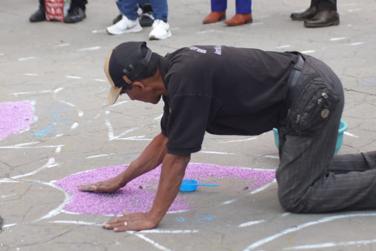 Artesanos inician esta tarde a colocar las tradicionales alfombras de aserrín pintado