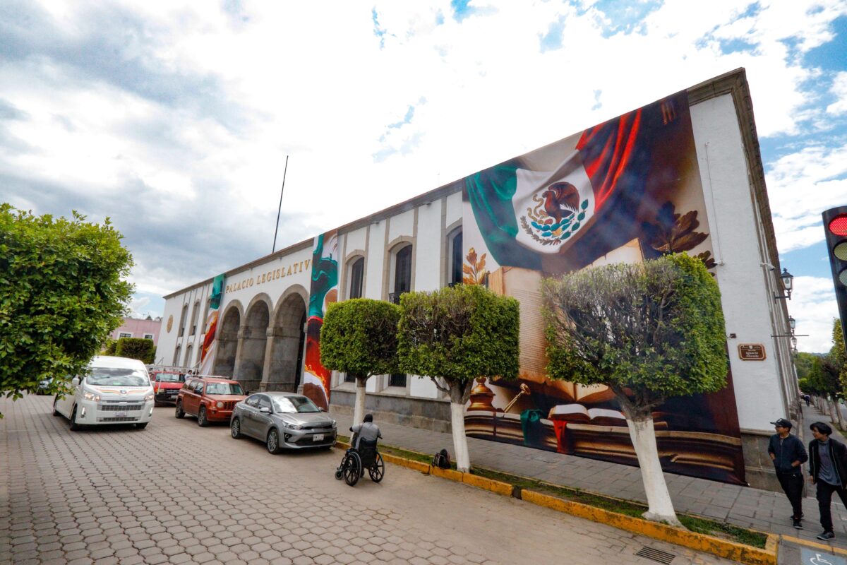 Grandes lonas impresas fueron instaladas en edificios públicos del centro histórico de Tlaxcala capital,