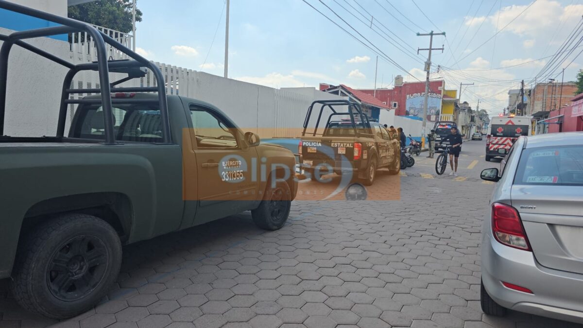 Detonan armas de fuego y lesionan a una mujer durante asalto en escuela primaria de San Lorenzo Axocomanitla