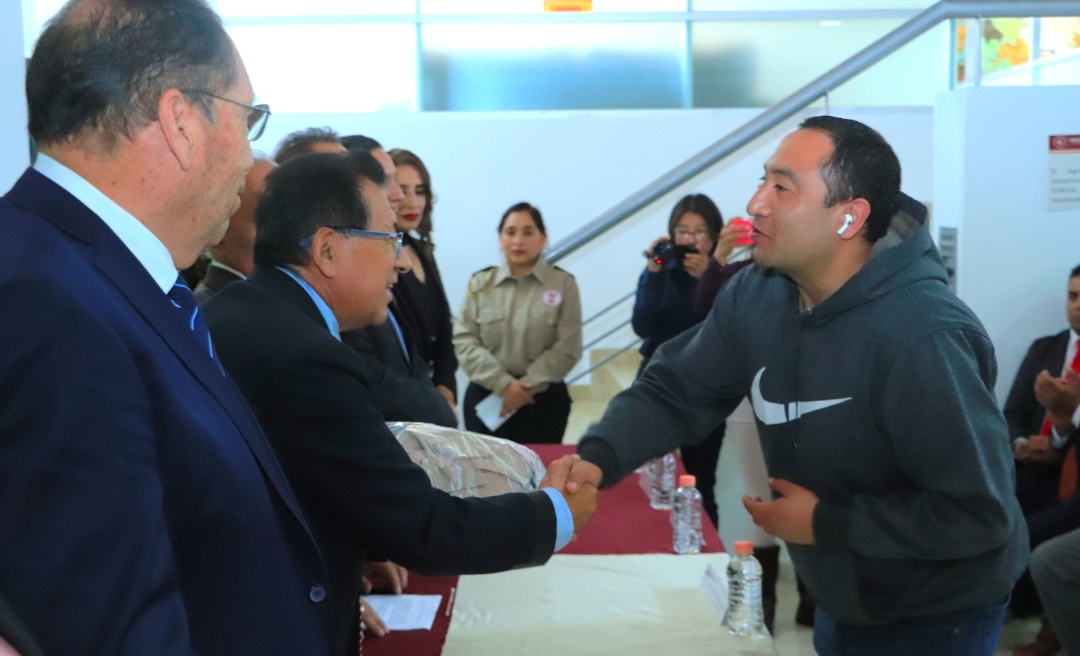 Entregó Rector de la UATx uniformes a integrantes   de  la Unidad de Seguridad Universitaria