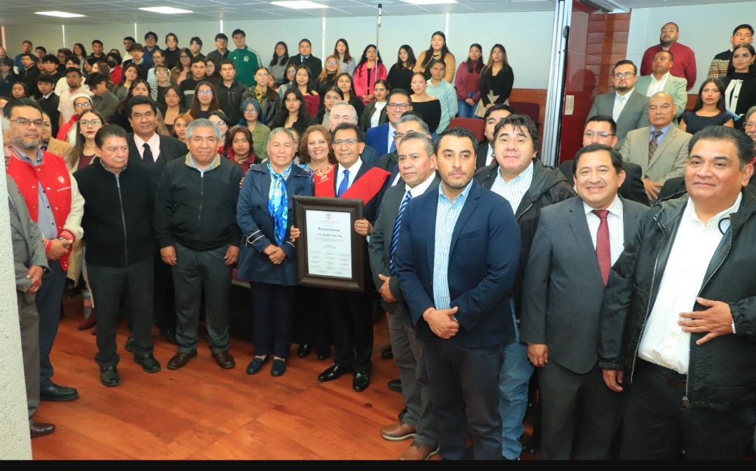 Por su liderazgo educativo, directores de Facultad entregan reconocimiento al Rector de la UATx
