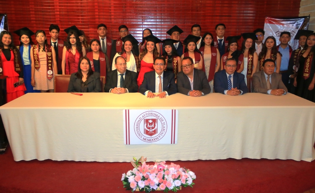 Avanza la UATx en su misión con el egreso de nuevos   profesionistas en Administración y Psicología