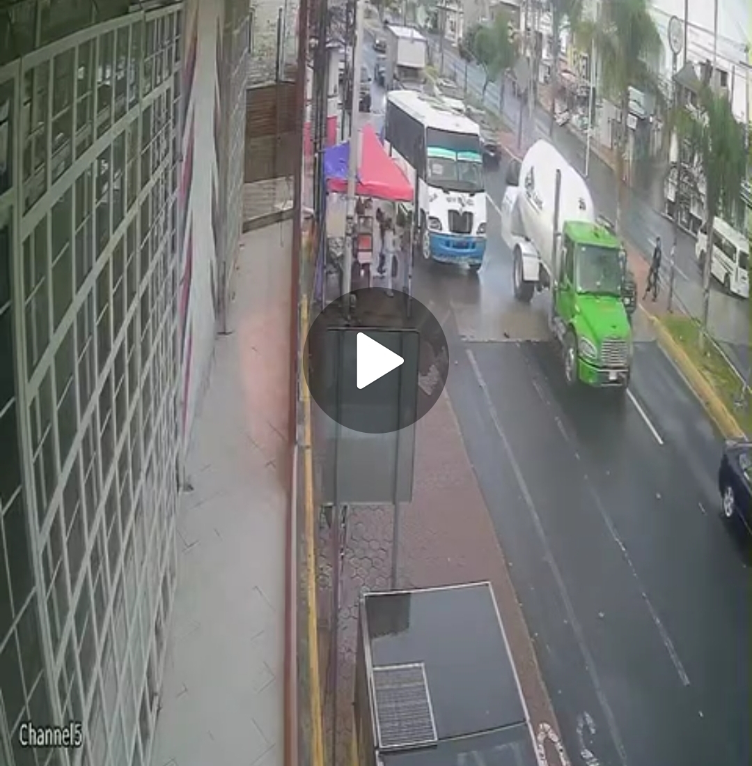 Conductor agrede y se lia a golpes con policía municipal y se da a la fuga en Calpulalpan