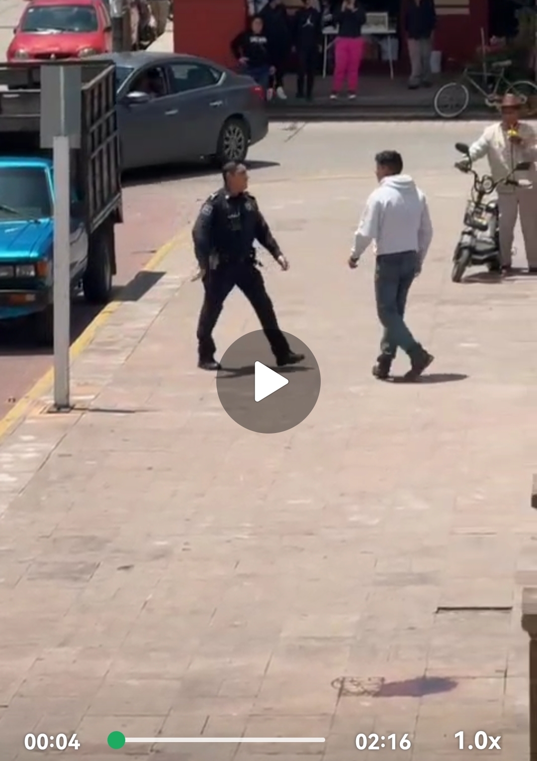 Conductor agrede y se lia a golpes con policía municipal y se da a la fuga en Calpulalpan