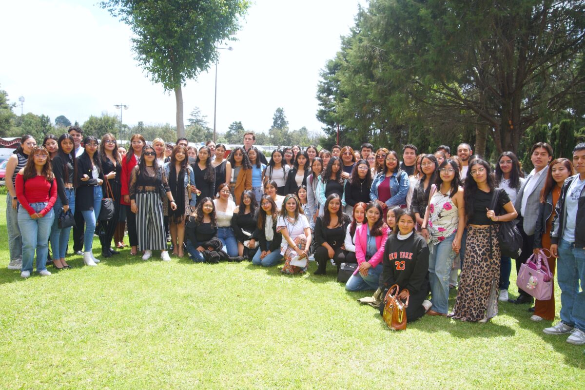 Jóvenes dialogan en la UATx sobre problemáticas  y retos que marcan su presente y su porvenir