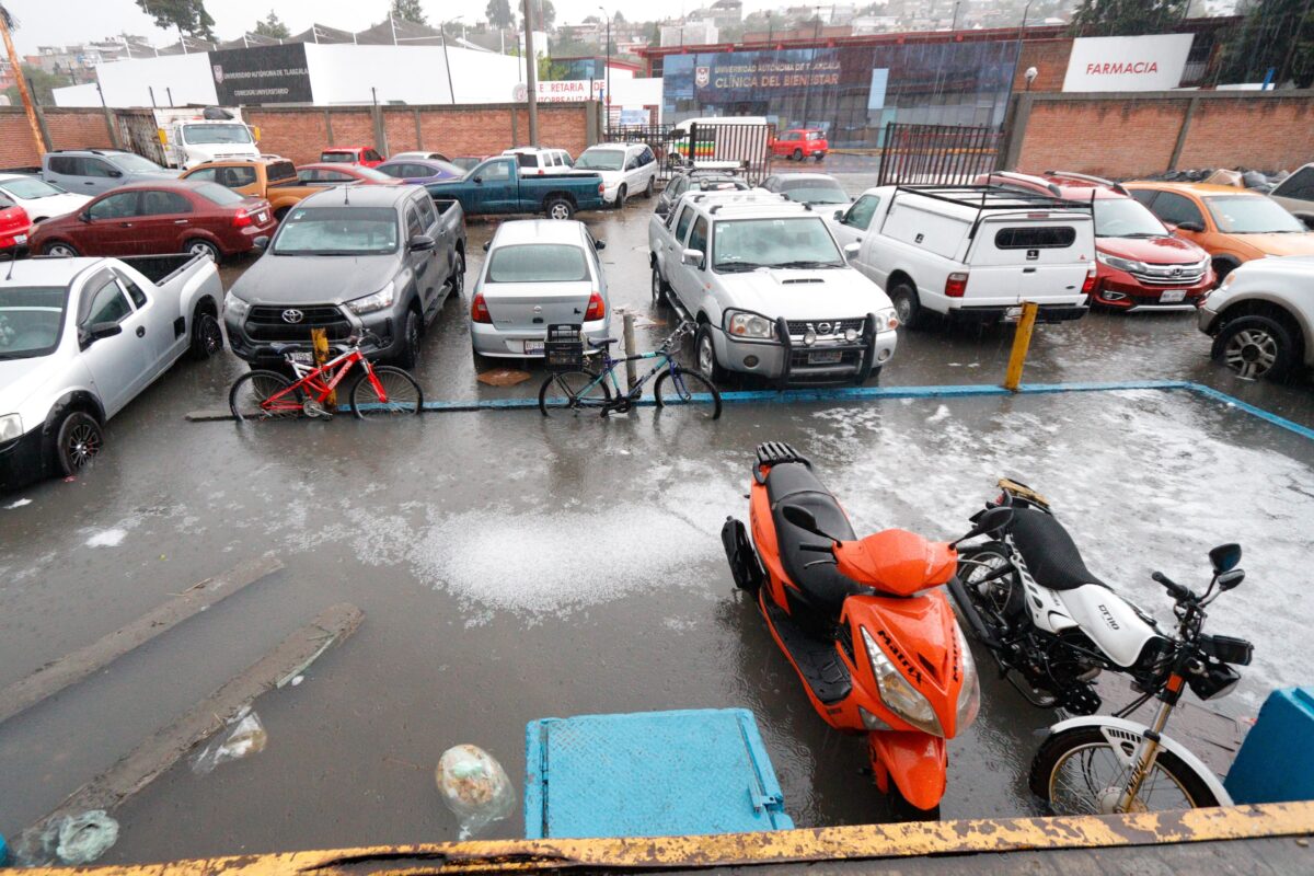 Una fuerte caída de granizo se registró la tarde de hoy en Tlaxcala capital y municipios cercanos, provocando encharcamientos y acumulación de granizo
