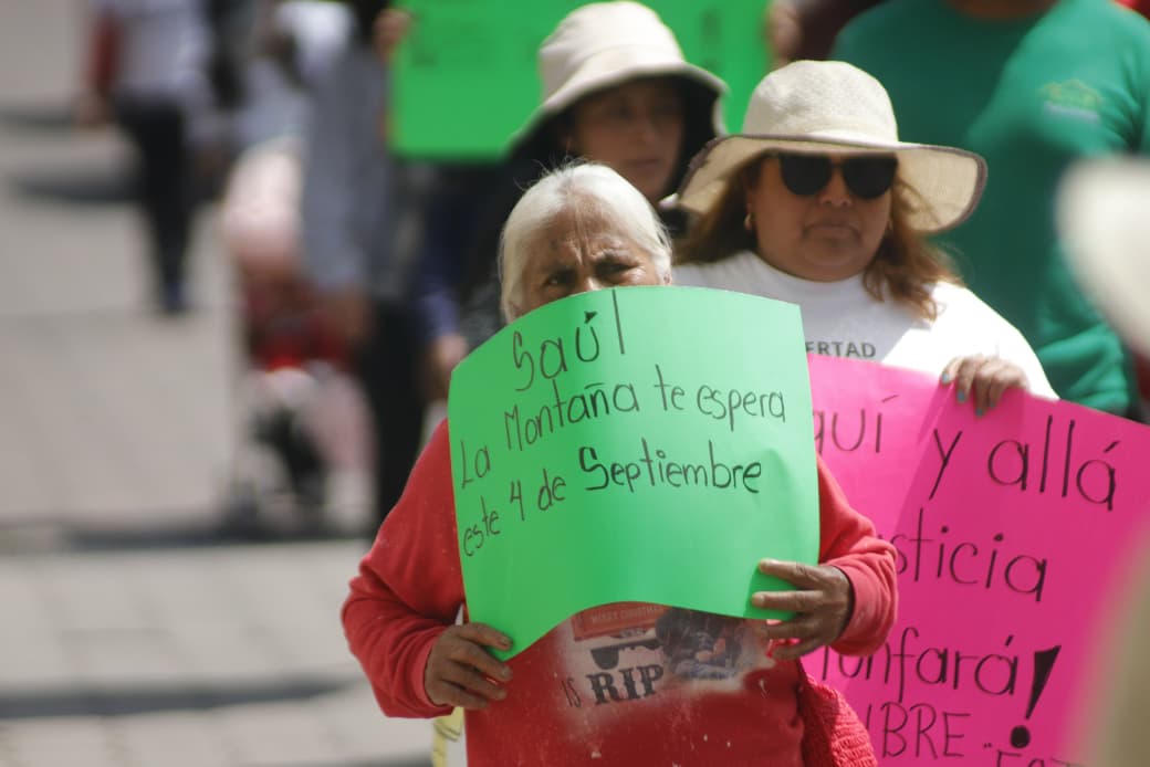 Amigos y familiares de Saúl Rosales, ex autoridad comunitaria de San Pedro Tlalcuapan se manifestaron está mañana