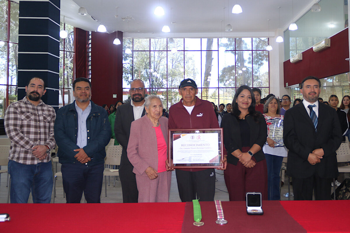 FCDH UATx reconoce la trayectoria  de superación y éxito de Moisés Beristain